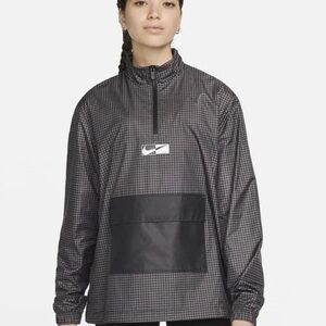 Nike Black and Gray windbreaker jacket. Y2K lightweight size med preppy size Med